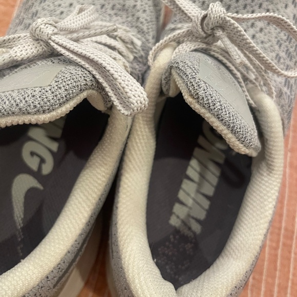 Women’s Nike Tennis Shoes Size 7 - Picture 12 of 12
